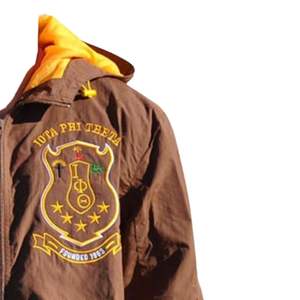 Iota Phi Theta Chaqueta cortavientos marrón y dorada con logotipo de escudo Greek Life Fraternity Prendas de abrigo Abrigo ligero con capucha - Product Image 4