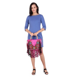 Sac à main chic et contemporain pour femme, design élégant et élégant, grand intérieur, transport confortable, idéal pour les événements sociaux quotidiens, en provenance d'Inde - Product Image 1