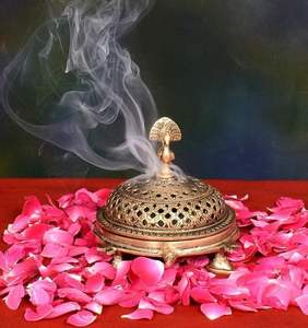 Quemador de incienso de aleación de cobre hecho a mano, grabados florales, soporte duradero fuerte para difusor de meditación de rituales hindúes - Product Image 4