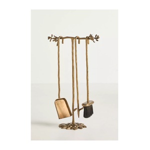 Ensemble d'outils de feu en laiton avec des accents vintage et des textures détaillées conçues pour la décoration de cheminée dans les maisons traditionnelles ou historiques - Product Image 5