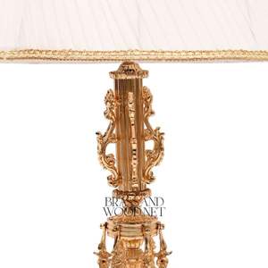 Elegante Lámpara de Mesa de Latón Dorado con Pantalla de Tela Plegada, Iluminación Decorativa Clásica Hecha a Mano - Product Image 2