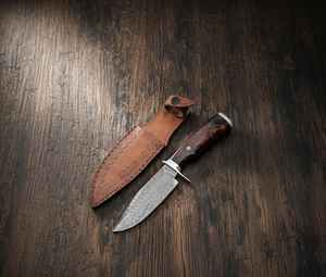 Cuchillo de Caza de Acero de Damasco Forjado a Mano de Primera Calidad con Mango de Madera Personalizable, para Supervivencia al Aire Libre y Camping - Product Image 1