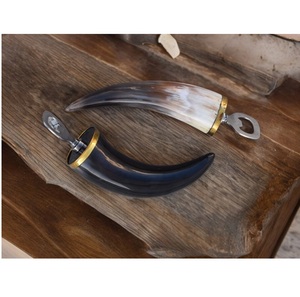 Ouvre-bouteille rustique écologique en corne de buffle polie, accessoire de cuisine et de bar unique fait à la main - Product Image 1