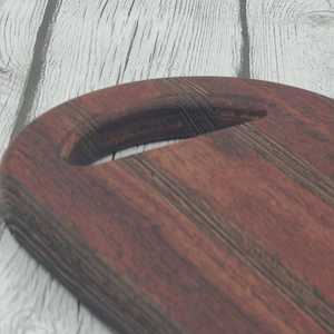 Tabla de cortar de madera minimalista Tabla de queso elegante y duradera con cuchillo de acero inoxidable para cocinas elegantes y modernas - Product Image 4