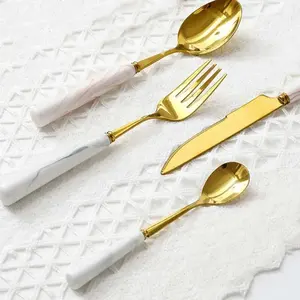 Ensemble de couverts élégant avec poignées en marbre blanc et têtes de finition argentées, parfait pour les mariages modernes et les paniers cadeaux - Product Image 1