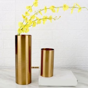 Vases à fleurs en métal à la mode avec finition en or antique, idéaux pour créer des centres de table élégants - Product Image 3
