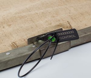 Sello de plástico negro a prueba de manipulaciones Arrow V2 para envío postal - Product Image 4