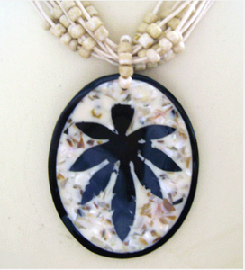 Collar de Conchas Marinas con Mosaico Geométrico y Motivos Religiosos para Regalo - Product Image 4