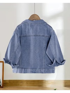 เสื้อแจ็คเก็ตยีนส์สโตนวอชสำหรับผู้ชาย ทรงลำลอง ติดกระดุมด้านหน้า สีพื้น ใส่ได้ในฤดูใบไม้ร่วง มีกระเป๋า แต่งดีเทลด้วยการเย็บตะเข็บ - Product Image 2