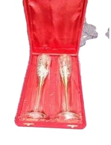 แก้วไวน์ทองเหลืองแกะสลักอย่างประณีต ถ้วยโลหะทำมือสไตล์วินเทจ แก้วน้ำดีไซน์โบราณ ของตกแต่งบาร์ ของขวัญงานแต่งงาน - Product Image 2