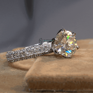 Anillo de estilo solitario Vintage de diamante de moissanita de corte redondo de 2 CT con acentos para mujer - Product Image 1