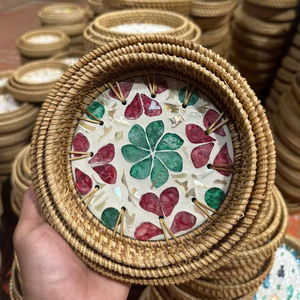 Plateau en rotin naturel fait à la main avec un centre en nacre pour servir et décorer la table à la maison, Vietnam - Product Image 1