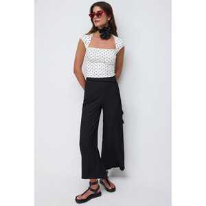 Blusa Corta Informal con Estampado de Lunares y Logotipo Frontal - Product Image 2