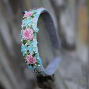 Touche faite à la main sur mesure à votre coiffure avec ces pinces à cheveux magnifiquement brodées. Idéal pour les fêtes photoshoots - Product Image 2