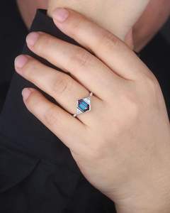 แหวนเงินแท้ 925 ชุบโรเดียม แหวนแต่งงานรูปหกเหลี่ยมยาว แหวนทองคำขาว 14K รูปสามเหลี่ยมคลาสสิกประดับอะเล็กซานไดรต์ - Product Image 4