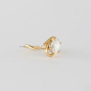 แหวนเพชรมออิสซาไนต์ทรงยาวสำหรับผู้หญิงขนาด2.50กะรัตประดับเพชรแหวนหมั้นแบบซ่อนรัศมีสุดหรูสีทองเหลืองเข้ม - Product Image 3