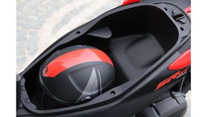 รถมอเตอร์ไซค์สกู๊ตเตอร์แบบแข็งแรงทนทาน Raceway รุ่น Aprilia SR GT Sport 125 Eu5+ รุ่นลิมิเต็ดอิดิชั่น สีแดง กำลังมอเตอร์ 5000 วัตต์ แรงดันไฟฟ้า 72 โวลต์ - Product Image 6