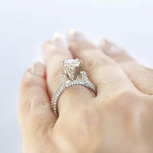 Bague de fiançailles en moissanite avec micro pavé coupe marquise - Product Image 3