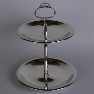 Support décoratif à gâteau en métal martelé avec base ronde surélevée conçu pour la présentation de desserts haut de gamme lors d'événements - Product Image 5