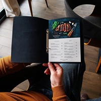 Couverture de menu en cuir A5 avec mécanisme de reliure à anneaux avec gaufrage porte-dossier de menu de restaurant ALM-0043 d'hôtel