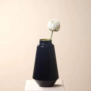 Florero de Metal Moderno Hecho a Mano por Expertos Nórdicos, Florero de Hierro Más Vendido con Impresión de Esmalte Azul Impactante para Decoración del Hogar y Bodas - Product Image 6