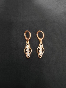 Juego de pendientes de precios bajos con pendientes elegantes de diseño de moda chapados en oro de 22 quilates por exportadores indios - Product Image 2