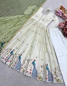 Lancement d'un nouveau look de tradition de designer Robe en soie lourde Dola Pent & Dupatta Set - Product Image 6