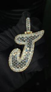 Colgante con inicial en "J" helado de dos tonos personalizado con Baguette y diamantes de moissanita redondos para hombres y mujeres - Product Image 2