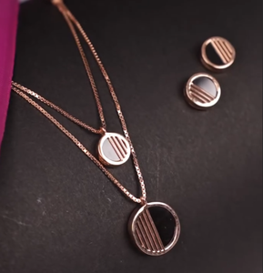 Collar circular en capas de oro rosa con aretes a juego, diseño geométrico moderno a rayas, elegante conjunto de joyería para mujer - Product Image 1