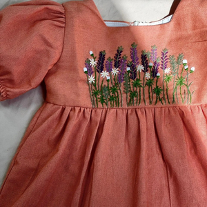 Vestido de lino suave bordado a mano para niñas, estilo informal para el primer cumpleaños de niños pequeños, OEM hecho en Vietnam - Product Image 3