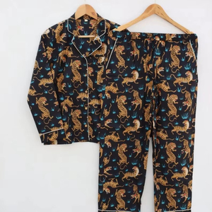 Conjunto de pijamas con estampado de tigre Traje de noche de tela tejida de algodón puro-Regalo de algodón indio suave para ella - Product Image 1