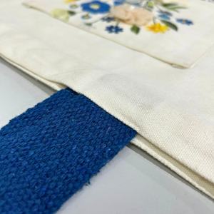 Bolsa de Mano de Lona de Algodón Mediana con Bordado Floral, Resistente al Agua, Hecha a Mano, Color Azul Aura, de Priglob Exim, para Compras - Product Image 3