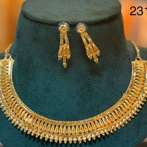 Conjunto de Joyería Étnica Nupcial Chapada en Oro Tradicional Modelo 23163 Collar con Colgante de Motivo Triangular Gargantillas de Moda - Product Image 1