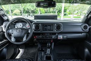 TOYOTA TACOMA TRD OFF-ROAD DOBLE CABINA 4X4 2017 USADO (LHD/RHD) - Product Image 5