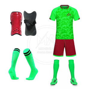 Uniforme de Fútbol para Hombre de Alta Calidad, Color Personalizado, 100% Poliéster, Secado Rápido y Transpirable - Product Image 1