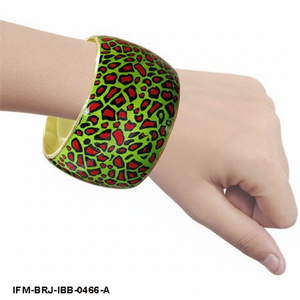 Bracelet manchette en laiton fait main à motif animal, motif léopard vert et rouge vif en émail, bijou audacieux pour femme - Product Image 4