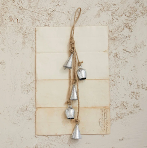 AK laiton fait à la main en métal cloches de noël argent fini antique ensemble de 5 cloches simples pour intérieur extérieur cloches suspendues de noël - Product Image 1