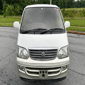 HIACE Super Custom Living Saloon 2015 Usada con Volante a la Izquierda, Asientos de Cuero, Cámara Trasera, Pantalla Táctil y Techo Corredizo - Product Image 1