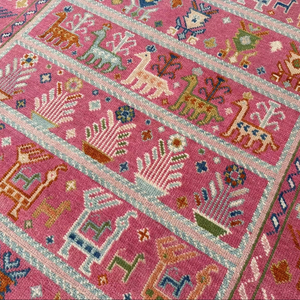 พรมขนแกะสีชมพูแบบถักด้วยมือที่สวยงามพรมปูพื้นสไตล์โบโฮวินเทจ | ของตกแต่งพื้นทำจากขนสัตว์แบบหรูหราทำมือ - Product Image 1