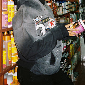 Sweat à capuche brodé avec écusson personnalisable-Élégant, coupe confortable avec logos et patchs personnalisés, idéal pour le streetwear, les événements - Product Image 4