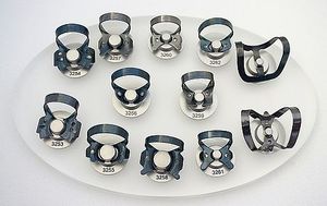 Juego de abrazaderas de presa de goma Abrazaderas de presa de goma endodónticas Instrumentos dentales Juego de abrazaderas ENDO con placa 31 piezas Instrumentos quirúrgicos - Product Image 6