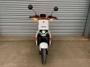 Motocyclette blanche de qualité GFX - Product Image 5