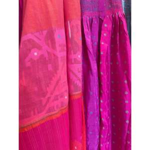 Bufanda JODHPUR 162 de Tela Jamdani Rosa con Detalles Translúcidos y Decoración Bordada - Product Image 3