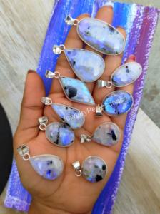 Elegante collar de bisel único con colgante de moissanita Joyería fina de mujer más de moda para ocasiones de fiesta - Product Image 4