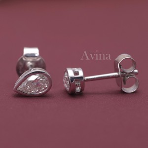 Boucles d'oreilles clous en diamant de culture certifié IGI, taille poire, serties clos, en or 18 carats, avec fermoir à vis - Product Image 4