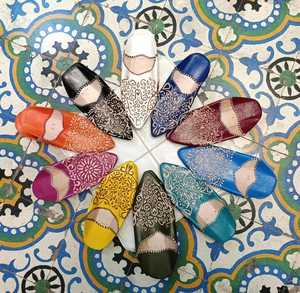 Pantuflas Babouche de Cuero Marroquí Hechas a Mano de Primera Calidad al por Mayor, con Patrón en Relieve, Zapatos Árabes Tradicionales, Mules Planos, Varios Colores - Product Image 3
