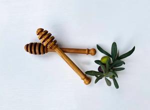Cuchara de miel de madera de haya natural para esparcir jarabe de miel y alimentos pegajosos en uso en la cocina - Product Image 3