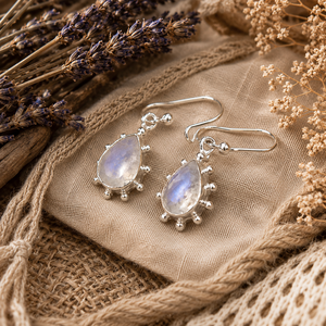 Boucles d'oreilles pendantes en forme de poire en pierre de lune de Bali, taille 10 mm x 8 mm, en argent sterling poli, pierre précieuse blanche, pour mariages et soirées - Product Image 3