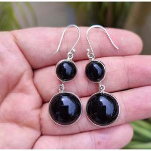 Boucles d'oreilles pendantes en argent sterling 925 avec onyx noir double pierre, serti clos en forme de boule, faites à la main, pierre de naissance de juillet - Product Image 1