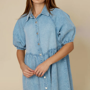 Vestido de mezclilla con cuello y mangas abullonadas Diseñado con botones funcionales hasta el final y ajuste relajado - Product Image 1